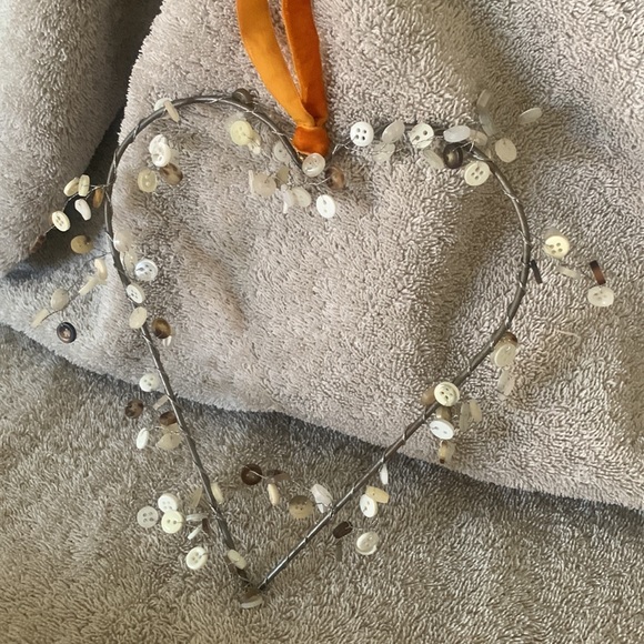 Heart and button hanging decor - Picture 3 of 4